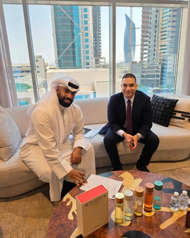المحامي محمد جاسم الرندي أثناء توقيع اتفاقية التمثيل القانوني مع شركة مشاعر للعطور